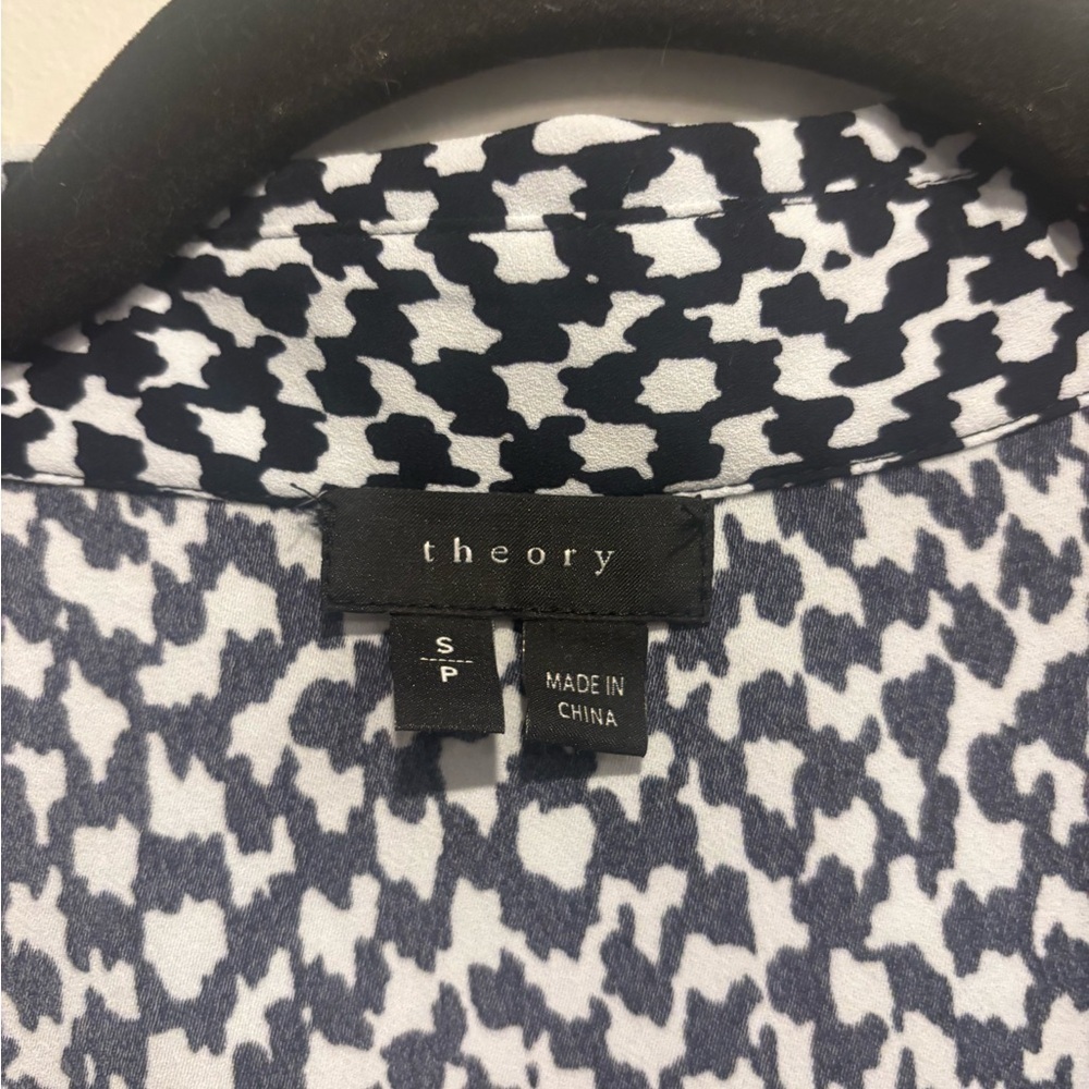 Theory Silk Printed Button-Front Long Sleeve Blouse in Black/White (Size S) - Picture 2 of 8
